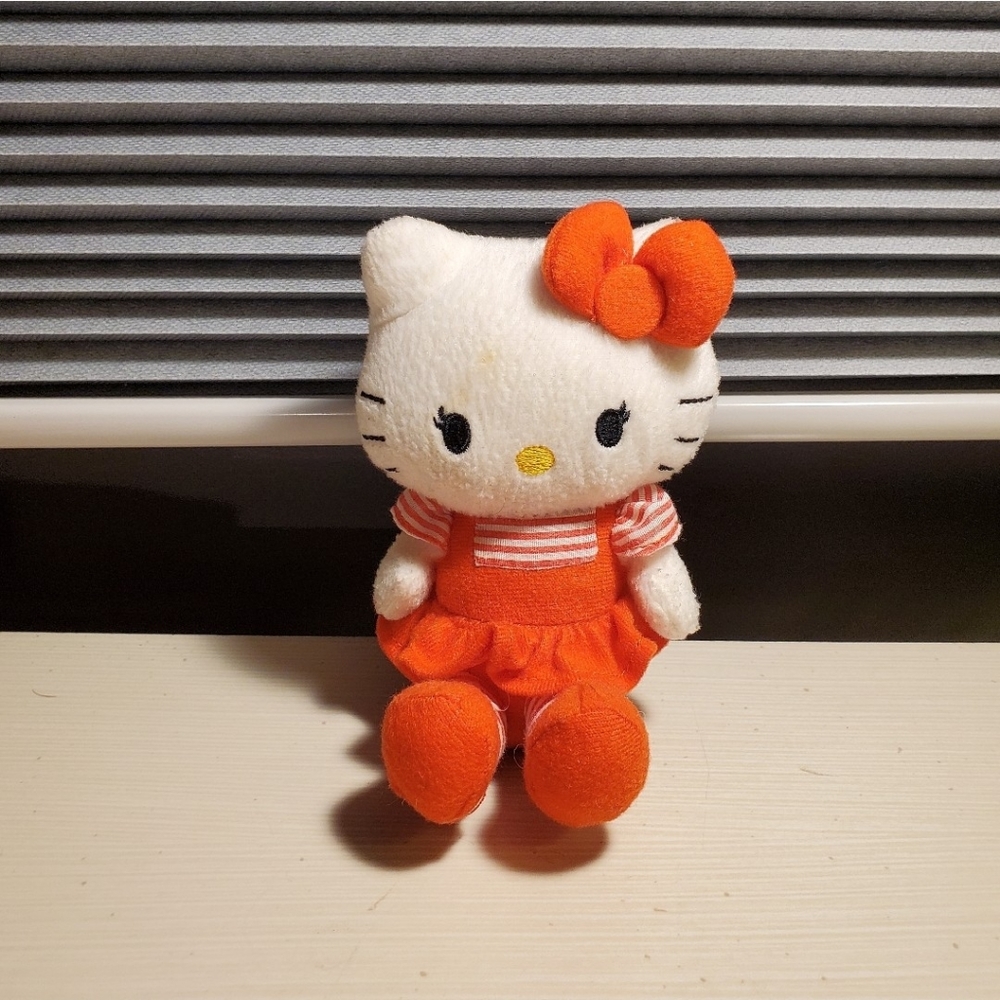 Hello kitty mini plushie